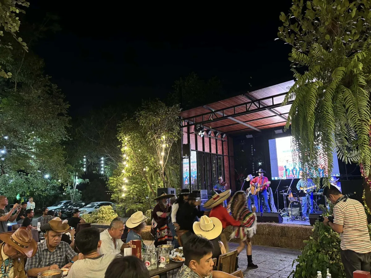 ร้านครัวจิตรา การ์เด้นเฮ้าส์ สวนสีเขียวบรรยากาศดี