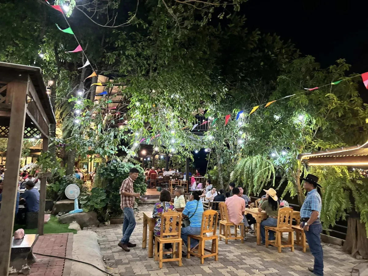 ร้านครัวจิตรา การ์เด้นเฮ้าส์ ด้านหน้าร้านมุมกว้าง